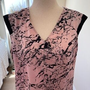 VINCE CAMUTO BLOUSE 1X BLACK/PINK